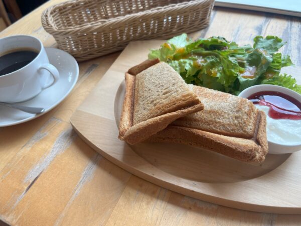 I took a break at LS Cafe and ate a hot sandwich.