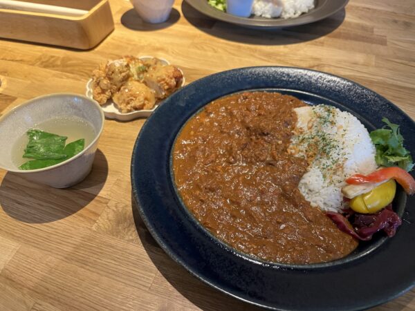 I ate curry and fried chicken for lunch at PARK STAND TOKYO Kiyosumi Shirakawa.