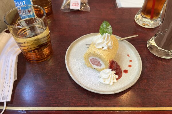 I had a rice flour roll cake at Cafe Laundry in Morishita and Ryogoku.