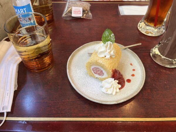 I had a rice flour roll cake at Cafe Laundry in Morishita and Ryogoku.