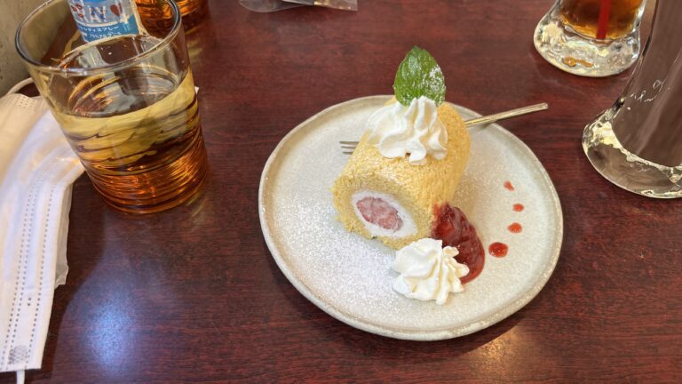 I had a rice flour roll cake at Cafe Laundry in Morishita and Ryogoku.