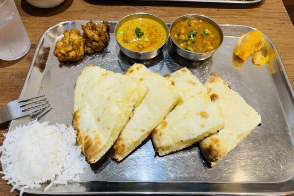 I had lunch at the South Indian restaurant Nandhini Kiyosumi Shirakawa in Miyoshi, Koto Ward.