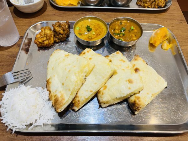 I had lunch at the South Indian restaurant Nandhini Kiyosumi Shirakawa in Miyoshi, Koto Ward.