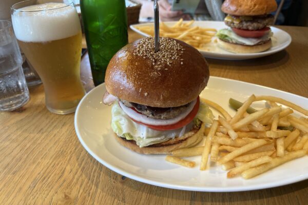 I had a hamburger and Heartland beer at Airs Burger in Fukagawa, Koto Ward.