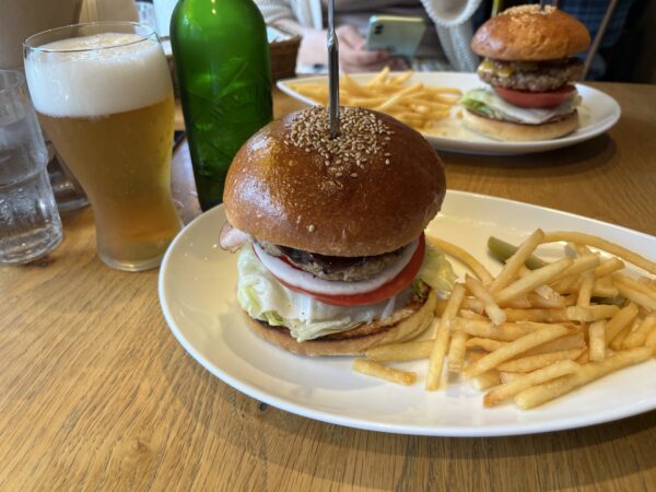 I had a hamburger and Heartland beer at Airs Burger in Fukagawa, Koto Ward.