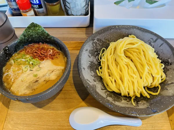 A must-see for ramen lovers! We enjoyed the rich “Shrimp Tsukemen” at Takeroku Kitchen in Kiyosumi Shirakawa.