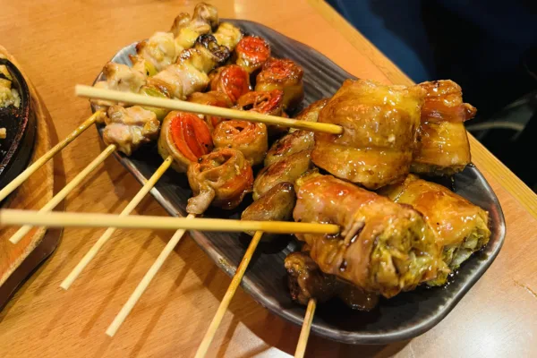 Enjoy a drink at a downtown yakitori restaurant! A favorite of locals: Yakitori Dojo in Kiyosumi Shirakawa