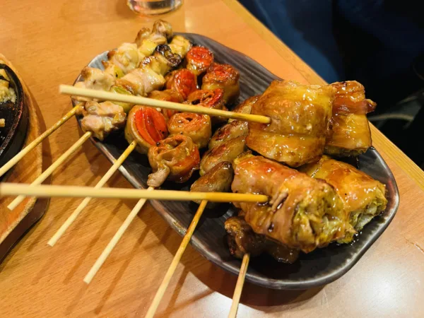 Enjoy a drink at a downtown yakitori restaurant! A favorite of locals: Yakitori Dojo in Kiyosumi Shirakawa