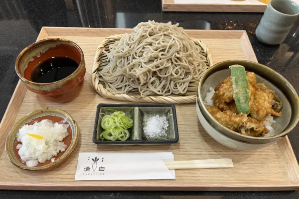 I went to the pre-opening of “Tachigui Juwari Soba Suzushiro,” a stand-up 100% buckwheat soba restaurant in Miyoshi, Koto Ward. The authentic oyster-filled soba was better than I expected.