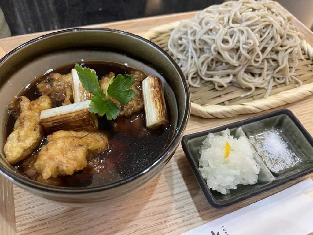The dipping sauce contains oyster tempura, a perfect combination of dashi and oysters.
