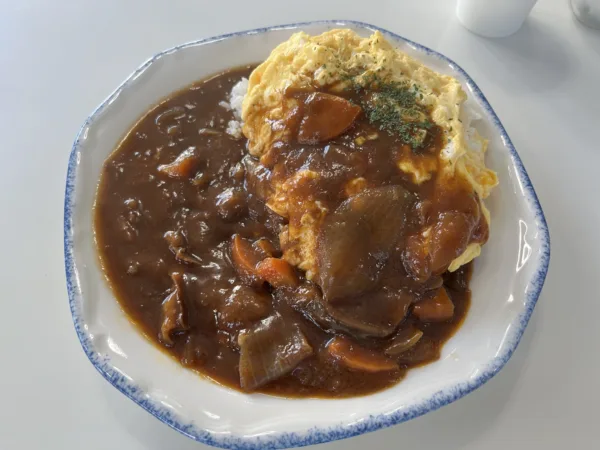 [Shirakawa, Koto Ward] Try the Omuhayashi at Cafe SILK RIVER Y&M | The spicy curry and soft egg are a perfect combination