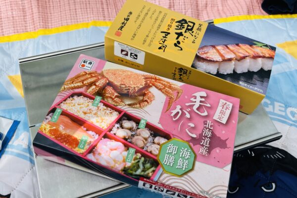 食品館あおばで駅弁を買い、清澄公園で花見をしながら食べました