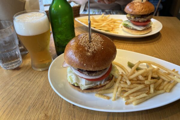 江東区深川にあるエアーズバーガーでハンバーガーとハートランドビールをいただいてきました