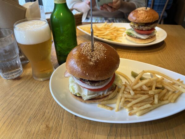 江東区深川にあるエアーズバーガーでハンバーガーとハートランドビールをいただいてきました