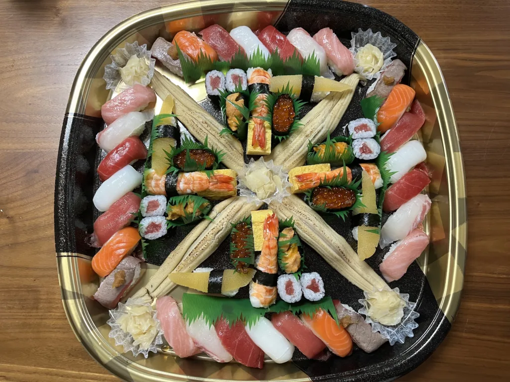 すしざんまいの大きな寿司桶に美しく並んだ寿司