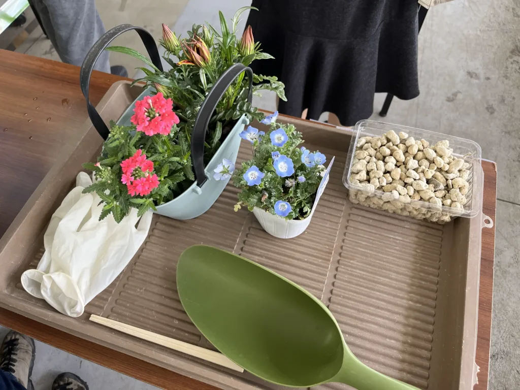 寄せ植え体験に使用する道具を準備した様子