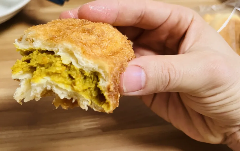 甘口カレーパンの断面
