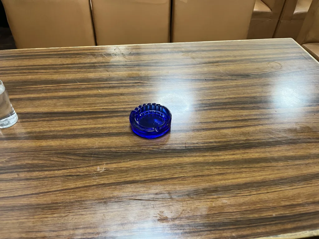 テーブル中央に置かれた灰皿 生駒軒扇橋店