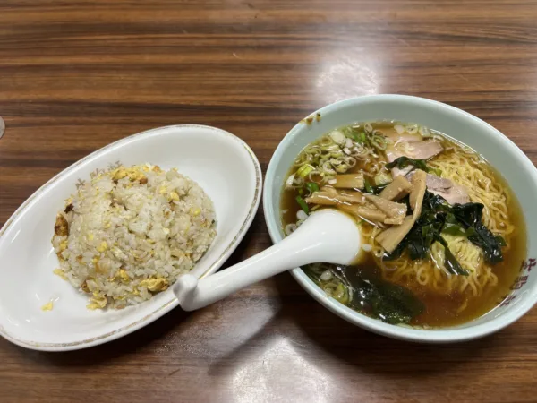 江東区の町中華「生駒軒 扇橋店」へ｜昔ながらのラーメンと半チャーハンセット