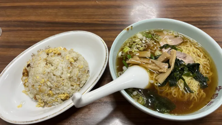 生駒軒扇橋店の半チャーハンとラーメンのランチセット